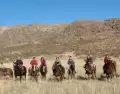 Grupo de jinetes recorriendo los senderos serranos de Sierra de la Ventana, disfrutando de vistas panor�micas.