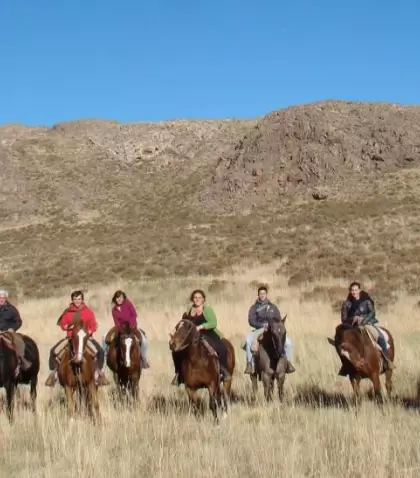 Grupo de jinetes recorriendo los senderos serranos de Sierra de la Ventana, disfrutando de vistas panor�micas.