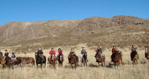 Grupo de jinetes recorriendo los senderos serranos de Sierra de la Ventana, disfrutando de vistas panor�micas.