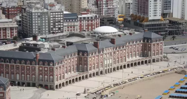 Vista del Complejo Casino-Hotel Provincial, destacando su arquitectura neocl�sica y ubicaci�n costera.