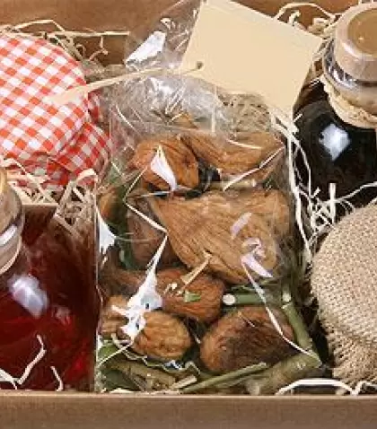 Frascos de dulces caseros y licores serranos, una postal infaltable de las visitas a Nono.