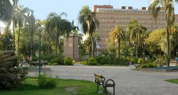 Escultura en la Plaza 25 de Mayo, s�mbolo del arte p�blico en Resistencia