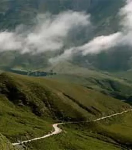 La Cuesta del Obispo ofrece uno de los tramos panor�micos m�s espectaculares del norte argentino, entre curvas, cerros y altura.