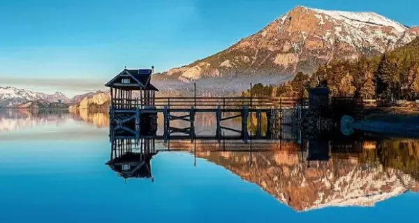 Vista panor�mica de Villa Traful, un pueblo de monta�a rodeado por el lago, el bosque andino y la tranquilidad de la Patagonia.