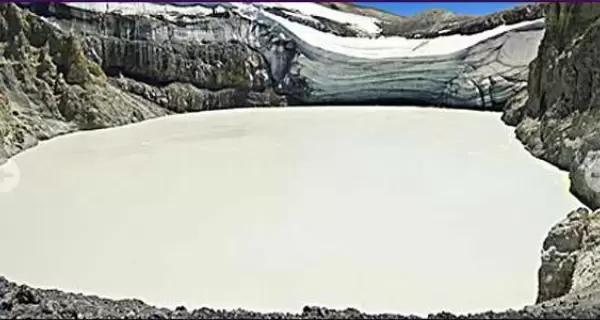 Crater volcan Copahue