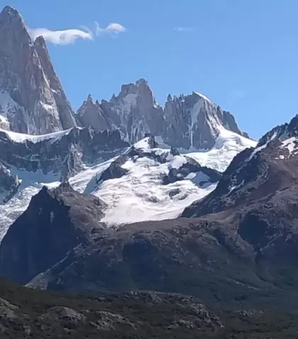 Vista panor�mica del Monte Fitz Roy reflejado en la Laguna de los Tres, destacando su majestuosidad en la Patagonia argentina.