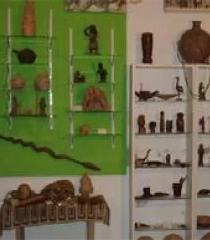 Instrumentos de malambo e indumentaria tradicional exhibidos en el Museo Ivy Mara Ey, �cono cultural de Chajar�.