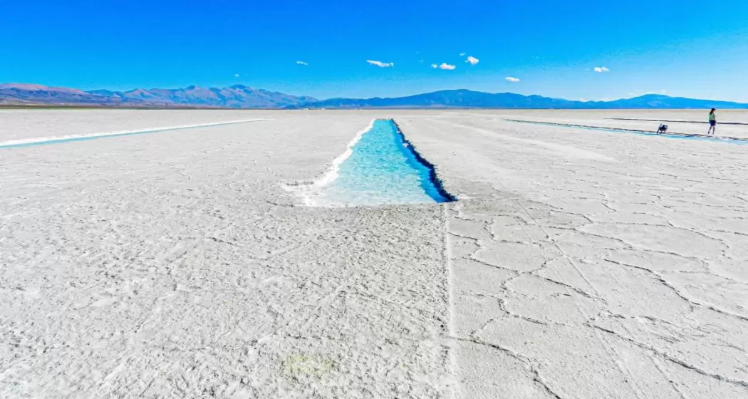 nature-travel-argentina-minerals-lithium-salt-flat-salt-desert-tiny-humans-salinas-grandes_t20_QJEgAa-1