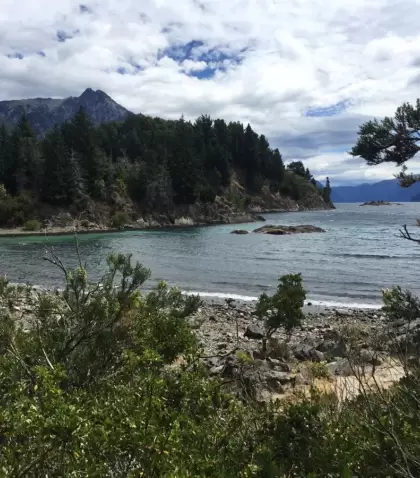 Vista panor�mica de los lagos patag�nicos, rodeados de monta�as y bosques en la cordillera.