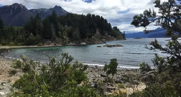 Vista panor�mica de los lagos patag�nicos, rodeados de monta�as y bosques en la cordillera.