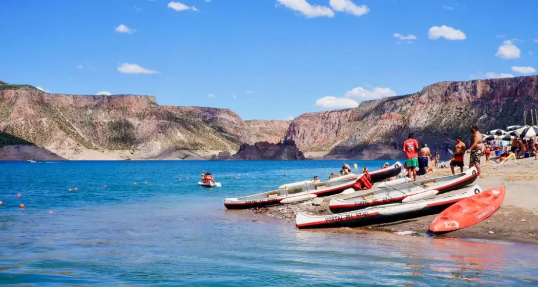 people-canoeing-and-relaxing-under-beach-umbrellas-in-atuel-canyon-located-in-san-rafael-argentina_t20_rLz3Qz