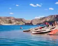 Kayaks en la costa del Ca��n del Atuel, un cl�sico del turismo aventura en Mendoza.