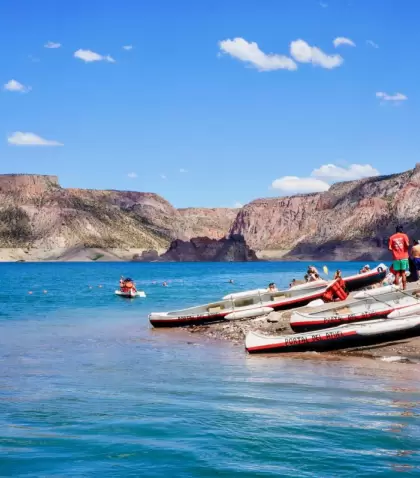 Kayaks en la costa del Ca��n del Atuel, un cl�sico del turismo aventura en Mendoza.