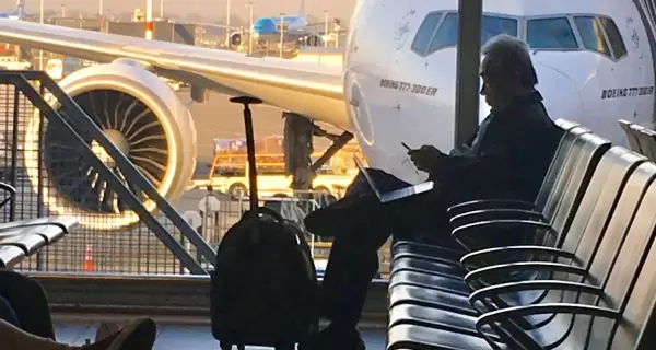 Pasajero esperando para abordar su vuelo