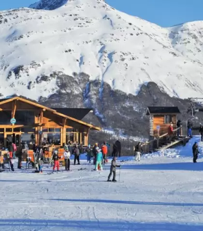 Esquiadores disfrutando de las pistas de Cerro Castor, rodeados de paisajes fueguinos