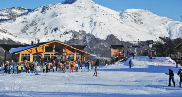 Esquiadores disfrutando de las pistas de Cerro Castor, rodeados de paisajes fueguinos