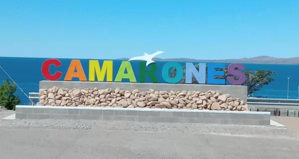 Vista del pueblo de Camarones junto al mar, un destino patag�nico que combina tranquilidad y naturaleza.