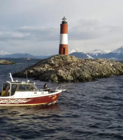 Embarcaci�n navegando cerca del Faro Les Eclaireurs en el Canal Beagle.
