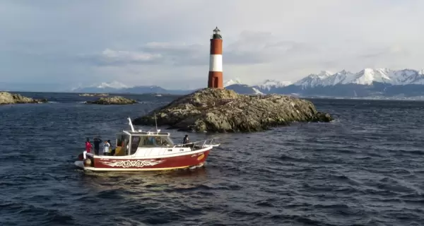 Embarcaci�n navegando cerca del Faro Les Eclaireurs en el Canal Beagle.