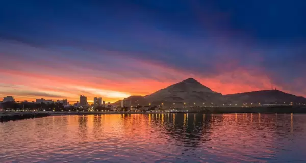 ista a�rea de Comodoro Rivadavia, con el mar, el puerto y el Cerro Chenque como protagonistas.