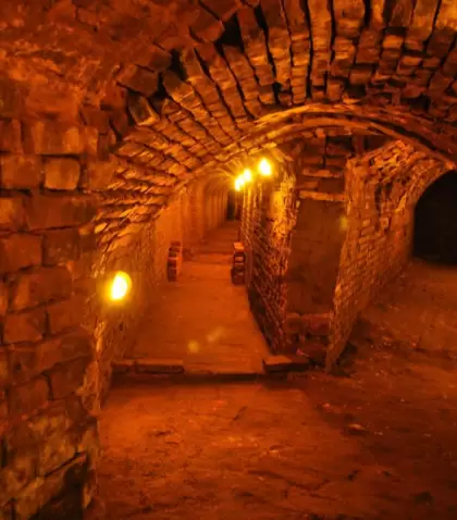 Recorrido por los antiguos t�neles subterr�neos de San Pedro, un paseo hist�rico lleno de misterio.