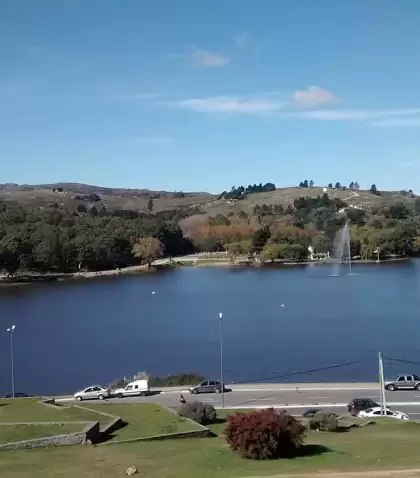 Vista panor�mica del Lago y Dique del Fuerte, rodeado de sierras y espacios verdes en Tandil.