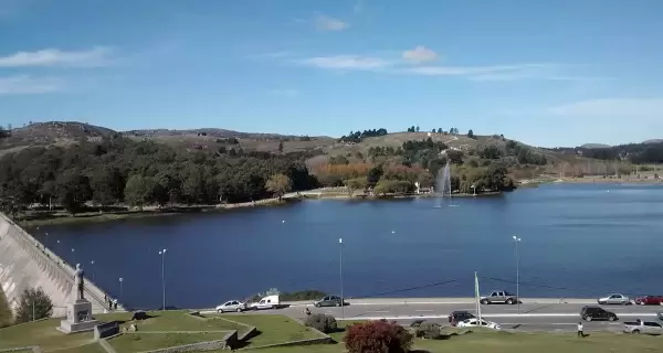 Vista panor�mica del Lago y Dique del Fuerte, rodeado de sierras y espacios verdes en Tandil.