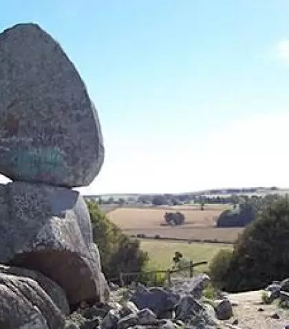 Piedra emblem�tica del Cerro El Centinela, s�mbolo natural de Tandil rodeado de sierras y vegetaci�n.