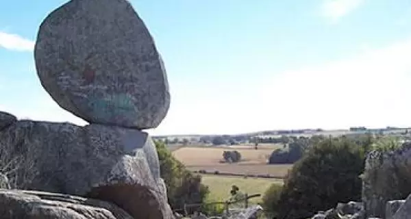 Piedra emblem�tica del Cerro El Centinela, s�mbolo natural de Tandil rodeado de sierras y vegetaci�n.