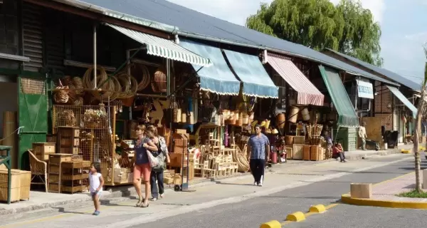 Stands del Puerto de Frutos a orillas del r�o, con vistas al Delta del Paran�.