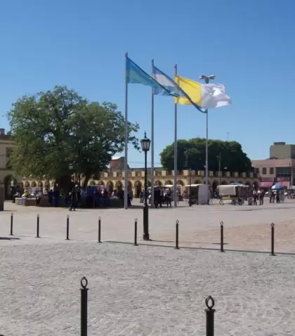 Banderas_en_la_Plaza_Belgrano_en_Lujan_Argentina-scaled-e1657653829847