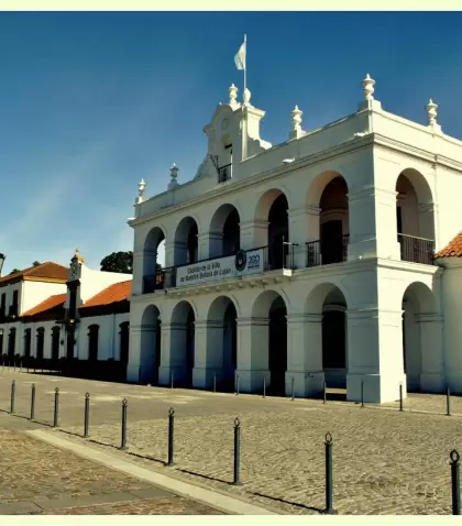 El antiguo Cabildo de la Villa de Luj�n, n�cleo del Complejo Udaondo, con la Casa del Virrey y casino hist�rico.