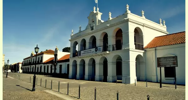 El antiguo Cabildo de la Villa de Luj�n, n�cleo del Complejo Udaondo, con la Casa del Virrey y casino hist�rico.