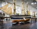 Interior del Museo Naval de la Naci�n, con maquetas de embarcaciones y objetos navales en exhibici�n.
