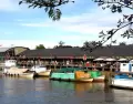 Barcos y embarcaciones en la Estaci�n Fluvial de Tigre con vegetaci�n isle�a de fondo.