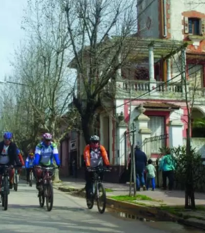 Ciclistas recorriendo caminos de campo en Capilla del Se�or, una escapada perfecta para desconectarse y pedalear entre paisajes rurales.