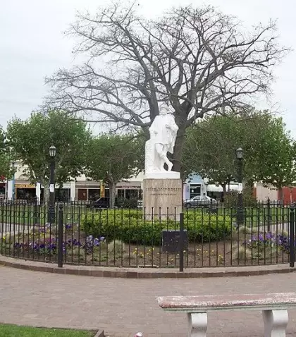 Estatua_de_Raul_Videla_Dorna_en_Monte-e1663290788471