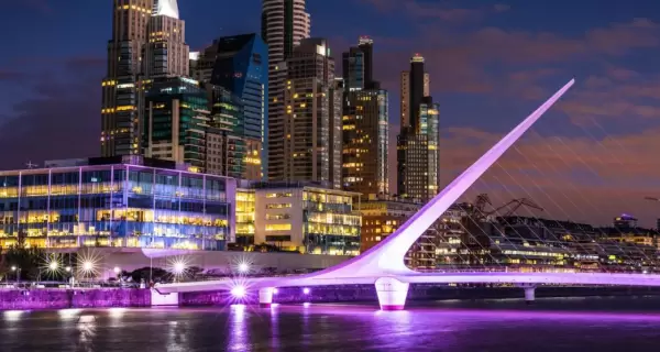 El Puente de la Mujer, �cono moderno de Buenos Aires y postal del barrio de Puerto Madero.