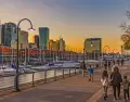 Vista panor�mica de Puerto Madero, con sus diques, rascacielos y el Puente de la Mujer como emblema.