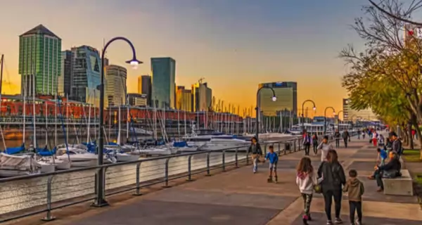Vista panor�mica de Puerto Madero, con sus diques, rascacielos y el Puente de la Mujer como emblema.