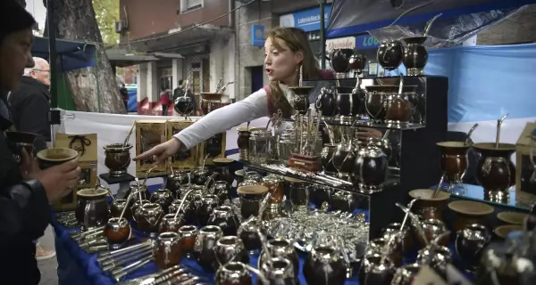 Feria de Mataderos: gastronom�a regional, m�sica y tradici�n popular todos los domingos en Buenos Aires.