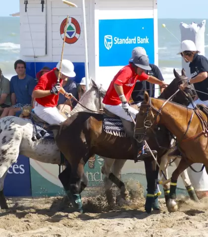 En Pinamar, el polo se vive a campo abierto, entre naturaleza y tradici�n.