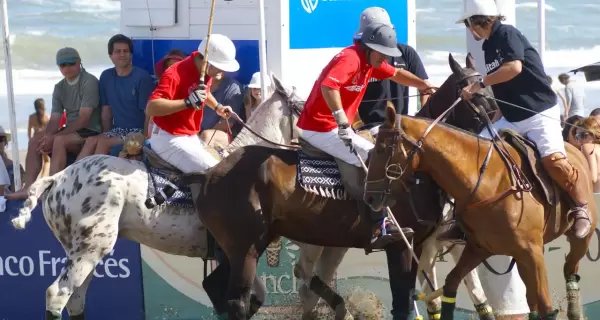 En Pinamar, el polo se vive a campo abierto, entre naturaleza y tradici�n.