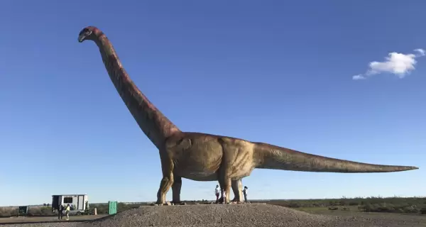 Fotografia-de-la-replica-del-dinosaurioPatagotitan-Mayorum-min