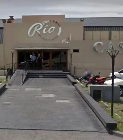 Frente del Casino de Viedma, una opci�n para disfrutar la noche con juegos, gastronom�a y espect�culos junto al r�o.