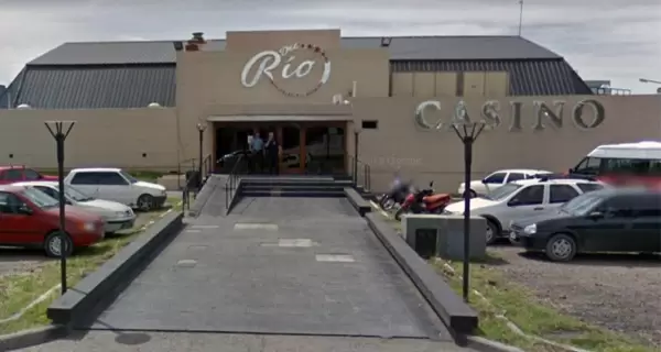 Frente del Casino de Viedma, una opci�n para disfrutar la noche con juegos, gastronom�a y espect�culos junto al r�o.