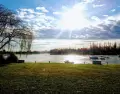Vista del r�o Negro desde la costanera de Viedma, con sus aguas calmas y acceso a las islas cercanas.