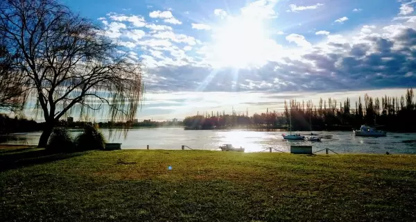 Vista del r�o Negro desde la costanera de Viedma, con sus aguas calmas y acceso a las islas cercanas.
