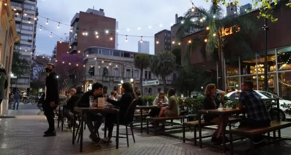 Ambiente nocturno en el barrio Pichincha de Rosario, con bares y personas disfrutando de la noche.