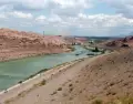Vista panor�mica del Dique de Ullum, rodeado de cerros y aguas turquesa en la provincia de San Juan.